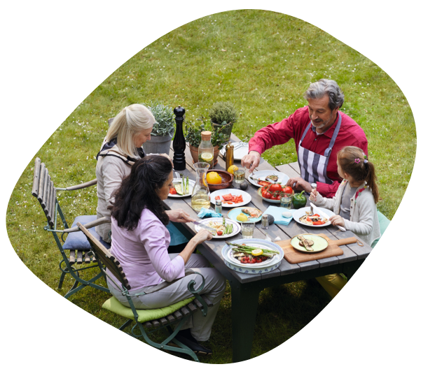 Une famille qui mange autour d'une table