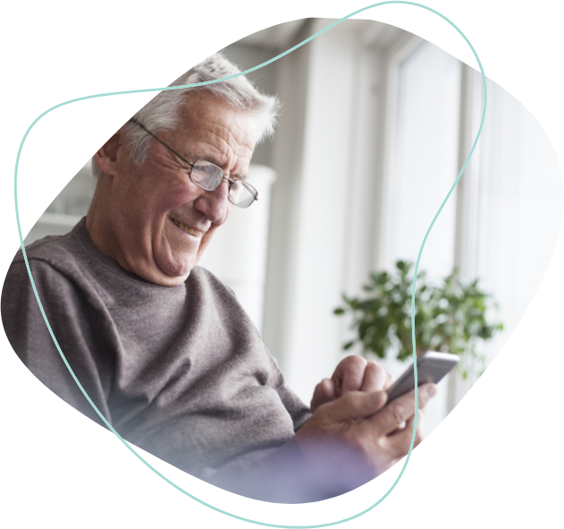 Un homme d'âge moyen qui regarde son téléphone